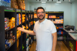 Investir na OKEO ou deixar o dinheiro no banco? Entenda por que o minimercado pode render mais que um CDB.